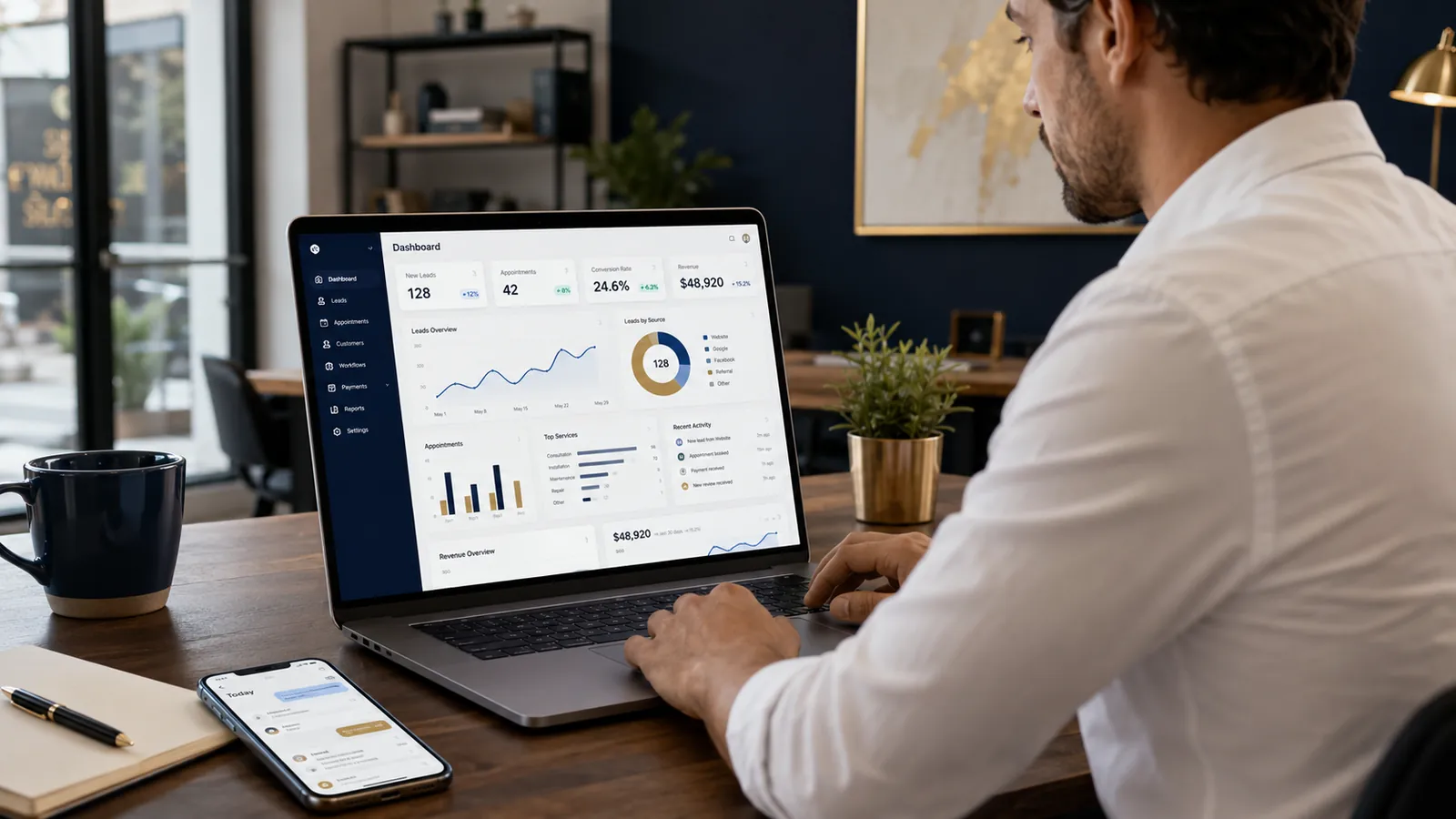 Dueño de negocio monitoreando indicadores, leads, citas y operación desde su laptop